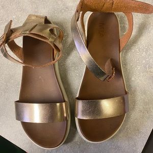Girl’s size 5, metallic gold, ankle strap sandal, MIA